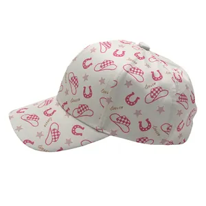 Détail de casquette enfant avec motifs cowboy occidentaux roses et broderie West