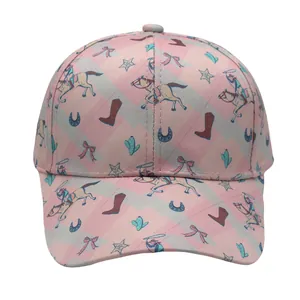 Détail de casquette enfant à carreaux rose et gris avec motifs de cowboy western