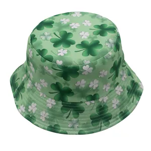 Detailansicht des St. Patrick's Day Anglerhuts mit grünen und weißen Kleeblattmustern