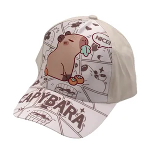 Detail van canvas pet met capybara-print en NICE-tekst op een lichtbeige achtergrond