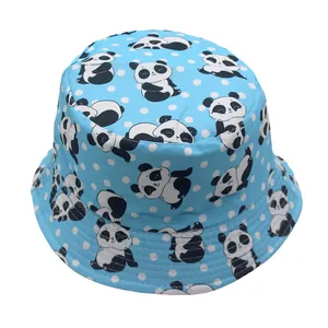 Dettaglio del cappello alla pescatora blu con panda a cartone e pois per bambini