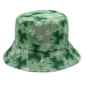 Nahaufnahme von St. Patrick's Day Fischerhut mit grün-weißem Kleeblatt-Muster