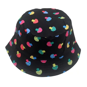 Dettaglio della stampa a funghi colorati su tessuto di tela nera di un cappello bimbo