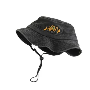 Détail de la broderie d'excavatrice sur bob enfant en denim noir avec cordon serrage
