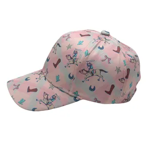 Détail de la casquette enfant à carreaux rose et gris avec imprimés de cowboy cartoon