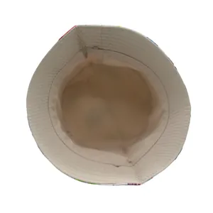 Detailansicht der Innenseite des Sonnenhutes mit Nähten und bedruckter Krempe