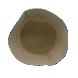 Vista dettagliata dell'interno di un cappello a secchiello per bambini con fodera