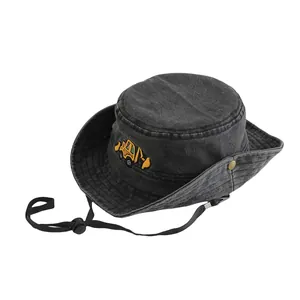 Détail de la broderie pelleteuse jaune sur chapeau bob enfant en coton gris délavé