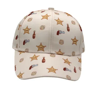Détail de la casquette enfant en coton avec motif de shérif et de cowboy