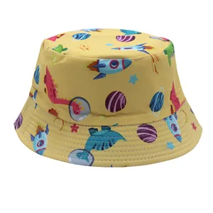 Gelber Kinder Sonnenhut mit Raketen und Dino Motiven für optimalen Sonnenschutz im Freien