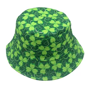Detail des grünen St. Patrick's Day Anglerhuts mit Kleeblattmuster und weißen Punkten