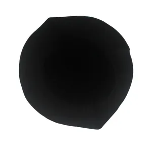 Vista dall'alto dell'interno di un cappello a secchiello nero con tesa circolare