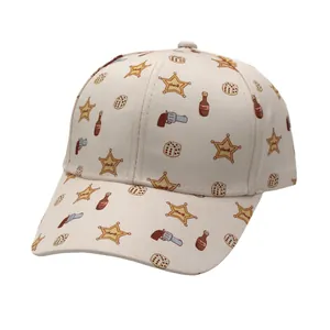 Détail d'une casquette enfant avec imprimés western d'étoiles de shérif et de revolvers