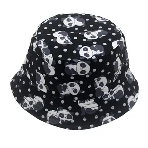 Dettaglio cappello alla pescatora nero per bambini con panda e pois bianchi