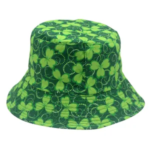Detailansicht des St. Patrick's Day Anglerhuts mit grünem Kleeblattmuster und weichem Stoff