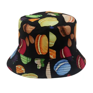 Detalle del estampado de macaron y frutas en el sombrero de algodón negro para niños