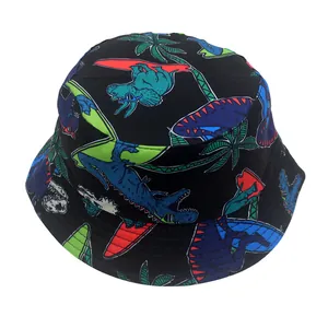 Dettaglio cappello a secchiello nero per bambini con stampa di dinosauri surfisti e palme