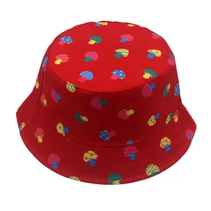 Dettaglio del cappello alla pescatora rosso con stampe di funghi colorati per bambini