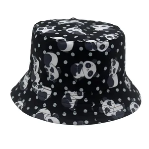 Dettaglio di stampe panda e pois bianchi su un cappello alla pescatora nero