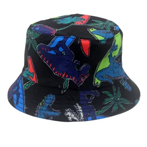 Dettaglio del cappello a secchiello nero con dinosauri colorati e alberi di palma