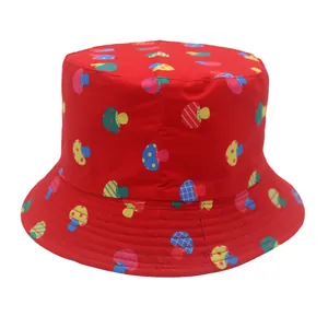Vista dettagliata della stampa a funghi colorati e cuciture su cappello a secchiello rosso