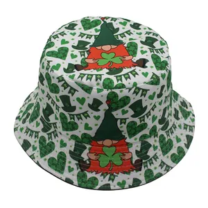 Detail eines St. Patrick's Day Anglerhuts mit Kleeblättern und Leprechaun-Gnomen