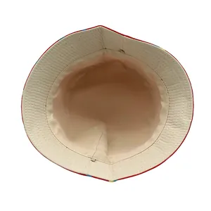 Dettaglio della fodera in cotone beige e cuciture del cappello alla pescatora per bambini