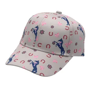 Détail d'une casquette grise pour enfants avec motifs de chevaux et fers à cheval