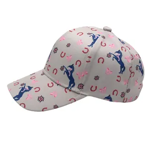 Détail de la casquette grise pour enfants avec motifs de chevaux, nœuds et fers à cheval