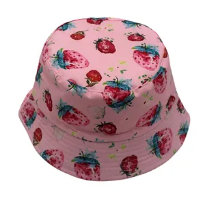 Nahaufnahme von rosa Fischerhut aus Baumwolle mit Erdbeermuster und feinen Nähten