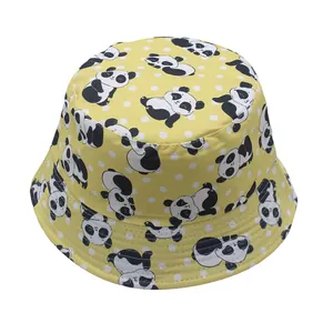 Dettaglio di un cappello da pescatore giallo con pois bianchi e panda illustrati