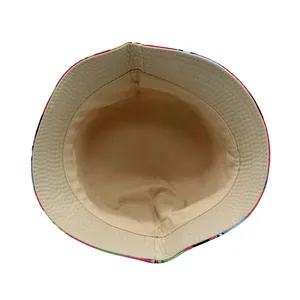 Detalle del interior de un sombrero de pescador infantil con costuras y estampado frutal