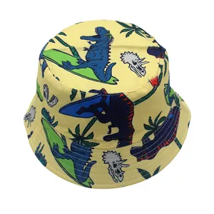 Dettaglio cappello alla pescatora giallo per bambini con dinosauri e palme