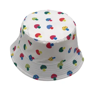 Dettaglio ravvicinato della stampa a funghi colorati e cuciture su cappello bianco