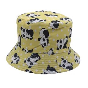 Dettaglio ravvicinato del cappello da sole giallo con panda, pois bianchi e cuciture
