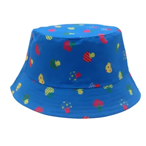 Cappello a secchiello blu scuro per bambini con stampe colorate a forma di fungo