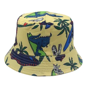 Dettaglio di cappello alla pescatora giallo per bambini con stampe di dinosauri e cuciture