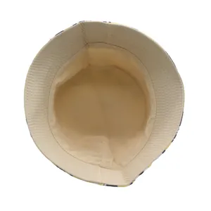 Dettaglio dell'interno del cappello a secchiello beige con doppie cuciture e tesa a fiori