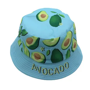 Détail du chapeau bob bleu ciel pour enfants avec imprimés avocat et texte Avocado