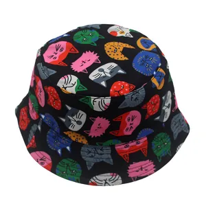 Détail du motif de chat animé coloré sur le chapeau bob noir pour enfants en coton