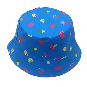 Dettaglio della stampa a funghi colorati e cuciture sul cappello alla pescatora blu