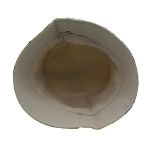Dettaglio della fodera in tela e delle cuciture rifinite del cappello da pescatore