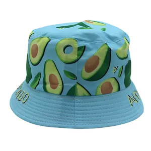 Détail du chapeau bob bleu pour enfant avec imprimé avocat et lettrage artistique