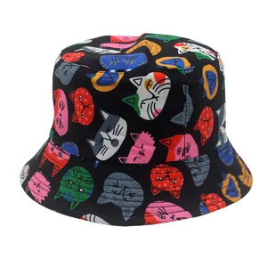 Gros plan des motifs de chats de dessin animé sur un chapeau de soleil noir pour enfant