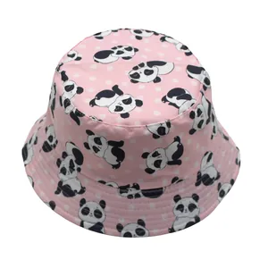 Dettaglio di un cappello a secchiello rosa con stampe di panda e motivi a pois bianchi