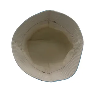 Détail de la doublure de chapeau cloche avec coutures nettes et bande de confort