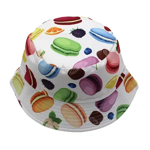 Vista detallada del sombrero de sol de algodón blanco con estampados de macarons y frutas