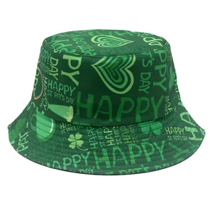 Detail eines St. Patrick's Day Anglerhuts mit grünen Kleeblatt- und Regenbogen-Prints