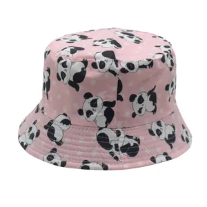 Dettaglio ravvicinato del cappello da pescatore rosa con panda e pois bianchi decorati