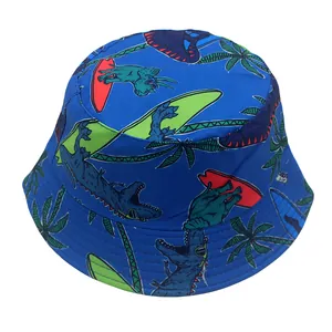 Dettaglio del cappello da sole blu per bambini con stampe di dinosauri dei cartoni e surfboard